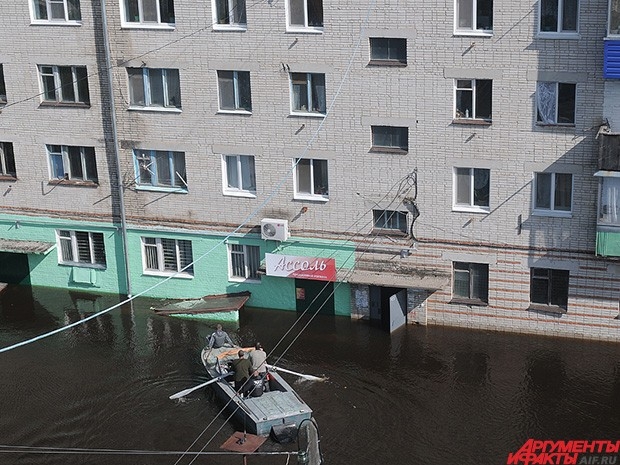 На лодках приходится перемещаться даже по крупным улицам.