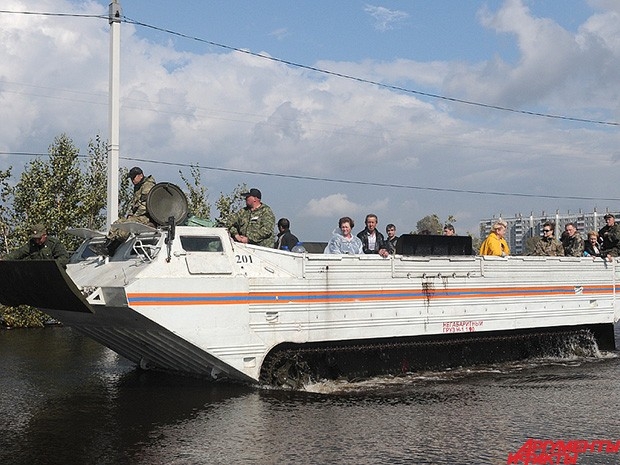 Жителям приходится перемещаться по району при помощи спецтехники.