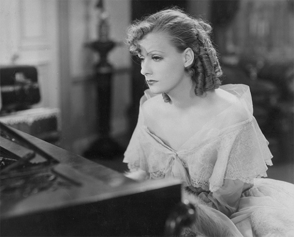 В 1930 году Грета Гарбо и режиссёр Кларенс Браун сняли ещё один успешный фильм - «Роман». Эта картина также претендовала на «Оскар» за лучшую режиссуру и лучшую женскую роль, но главные призы ушли фильму «На западном фронте без перемен».