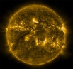 Солнце. Фотография сделана обсерваторией AIA, изучающей атмосферные явления на поверхности Солнца.