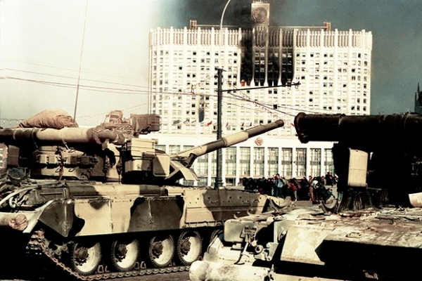 Белый Дом обстреливали танки Таманской дивизии.