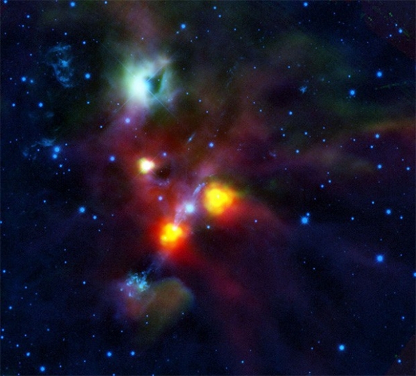 Космическая обсерватория «Хершел» прислала эту фотографию в мае 2010 года. Многие учёные полагают, что за зелёным облаком пыли и газа скрывается чёрная дыра. Фото сделано в инфракрасном диапазоне.