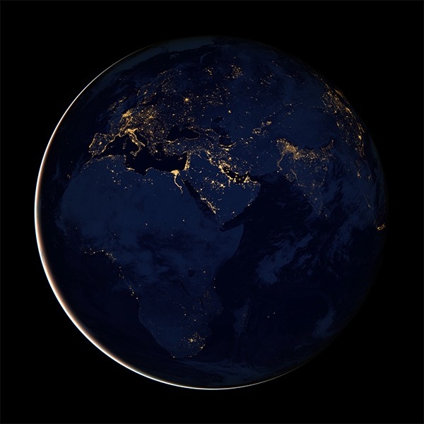 Ночные виды Земли. Фотография сделана фотоаппаратом, расположенным на финском спутнике Suomi NPP, в октябре 2012 года.