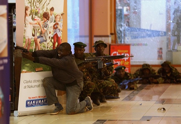 Кенийские военные ведут перестрелку с террористами в центре Westgate.