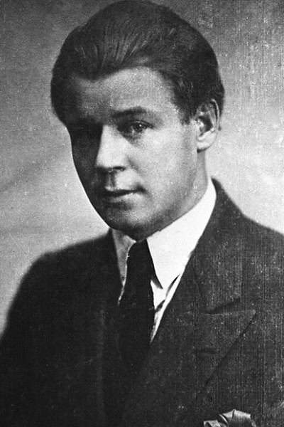 Быть поэтом — это значит то же,
Если правды жизни не нарушить,
Рубцевать себя по нежной коже,
Кровью чувств ласкать чужие души.
Быть поэтом — значит петь раздольно,
Чтобы было для тебя известней.
Соловей поет — ему не больно,
У него одна и та же