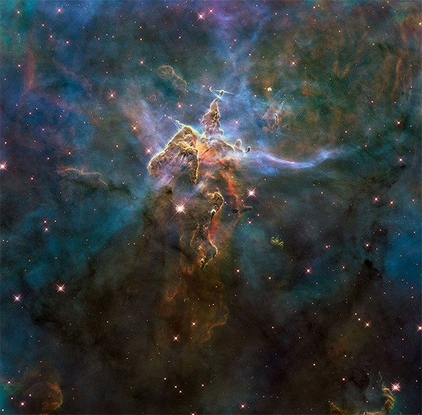 Туманность Карина (NGC 3372). Расположена на расстоянии около 8000 световых лет от Земли, внутри этой области находится массивная переменная звезда.