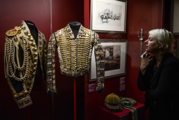 Парадный кафтан лейб-форейтора (1880-1890-е годы) и выездная парадная жокейская куртка (1880-1917-е годы).