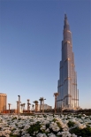 «Бурдж-Халифа» (828 м). Этот небоскрёб, достроенный в Дубае в январе 2010 года на данный момент является самым высоким сооружением в мире. В здании 163 этажа, оно изначально проектировалось по принципу «город в городе» - внутри расположены собственные газ