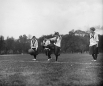 Девушки играют в футбол, 1918-1920 годы.