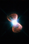 Биполярная планетарная туманность PN Hb12 в созвездии Кассиопея. Фотография сделана телескопом «Хаббл», опубликована в сентябре 2013 года.