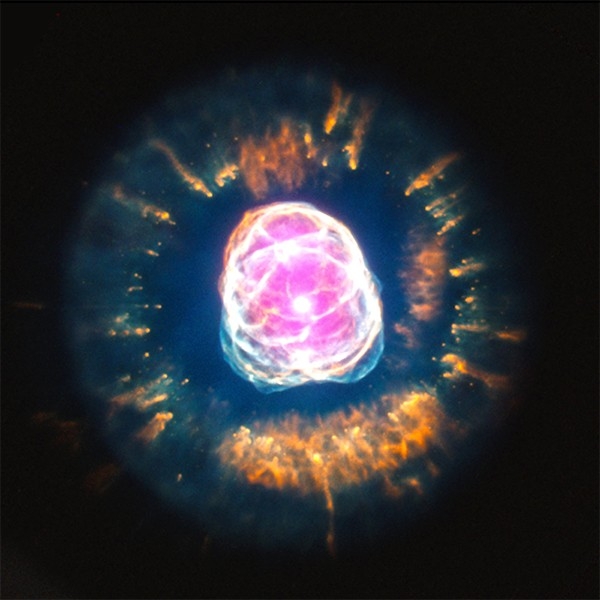 Туманность NGC 2392 в созвездии Близнецы, 4200 световых лет от Земли. Яркое свечение этого объекта обусловлено расширением звезды, происходящим в связи с окончанием жизненного цикла.