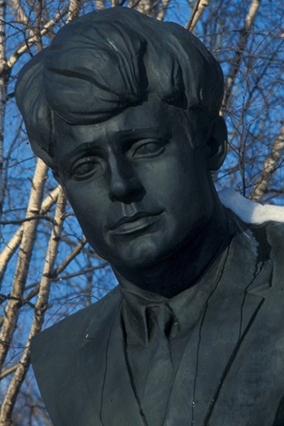 До свиданья, друг мой, до свиданья.
Милый мой, ты у меня в груди.
Предназначенное расставанье
Обещает встречу впереди.
До свиданья, друг мой, без руки, без слова,
Не грусти и не печаль бровей, -
В этой жизни умирать не ново,
Но и жить, кон