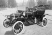 Ford Model T 1910 года. 1 октября 1908 года Генри Форд представил автомобиль Model T, известный также как «Жестянка Лиззи». Этот автомобиль выпускался с 1908 по 1927 года и стал первой машиной, выпускавшейся миллионными сериями. Именно Model T, доступный 