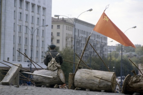 Вооружённое противостояние началось с митинга на Октябрьской площади, когда сторонники Верховного Совета начали штурм телецентра «Останкино».