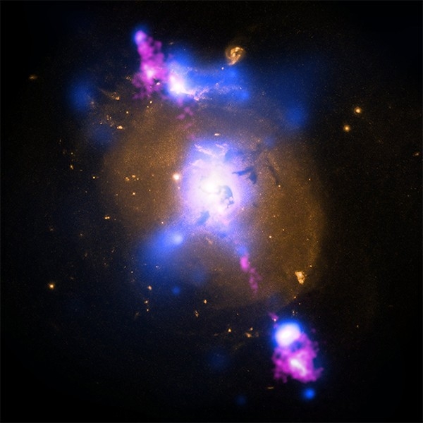 Галактика 4C+29.30, расположенная на расстоянии 850 миллионов световых лет от Земли. Внутри галактики присутствует сверхмассивная чёрная дыра. Изображение создано путём совмещения трёх фотографий - засфиксированного телескопом «Чандра» радиационного излуч