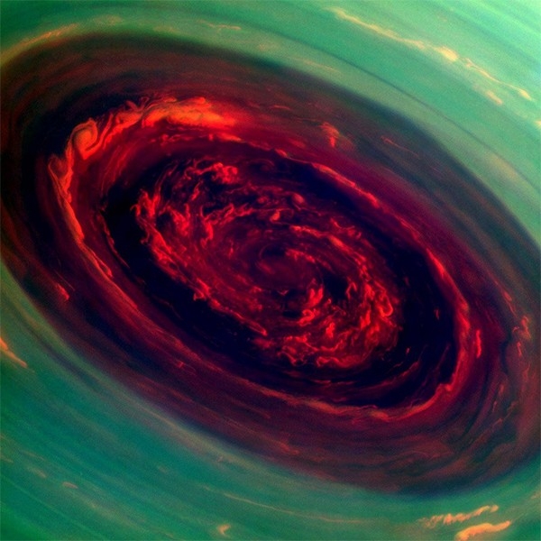 Планета Сатурн. На фотографии изображён полярный вихрь на северном полюсе планеты. Фото сделано аппаратом «Хаббл» с использованием инфракрасных фильтров 27 ноября 2012 года.