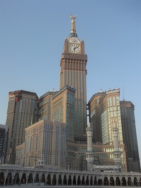 Абрадж аль-Бейт (601 м). В Мекке в 2012 году был возведён комплекс высотных зданий, самое высокое сооружение которого достигает высоты в 601 метр. Благодаря своему местоположению башни Абрадж аль-Бейт являются самыми заметными зданиями в Мекке, они распол
