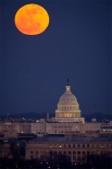 Суперлуние над зданием Капитолия в Вашингтоне, 7 февраля 2012 года. «Суперлунием» называется явление, происходящее при совпадении полнолуния или новолуния с моментом наибольшего сближения Луны и Земли. В этом году в процессе суперлуния спутник Земли был в