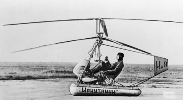 12 ноября 1947 года в воздух впервые поднялся аппарат Ка-8 – первый вертолёт Николая Камова. Машина представляла собой конструкцию из стальных труб, укреплённую на цилиндрических баллонах и открытым креслом для лётчика. Ка-8 оснащался двигателем мощностью