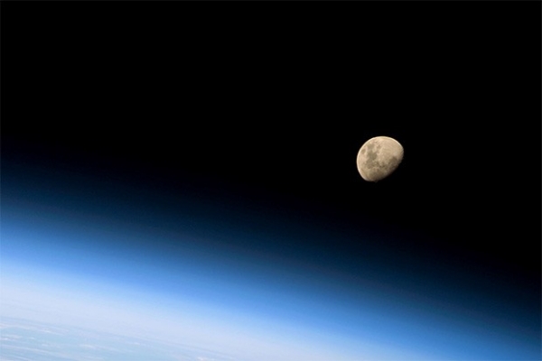 Фотография Луны, сделанная астронавтами на борту космического шаттла «Дискавери» 30 августа 2009 года.