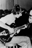 Джон Леннон в студии вместе с группой Beatles в 1966 году. Тогда «ливерпульская четвёрка» находилась на пике славы, и именно в этот период Леннон произнёс свою знаменитую фразу: «Сейчас мы популярнее Иисуса».
