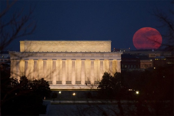 Полная Луна над Мемориалом Линкольна в Вашингтоне, 19 марта 2011 года.