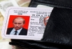 Различные лавки также могут предложить сувениры в виде водительского удостоверения Владимира Путина.