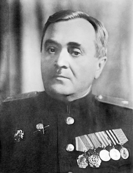 Александр Александров в 1958 году. Именно он является автором песни «Священная война» и музыки Гимна страны.