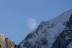 Луна в небе над Орли, Швейцария.