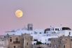 Луна в небе над городом Нексос, Греция.