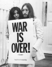 Йоко Оно и Джон Леннон были активными пропагандистами пацифизма и регулярно принимали участие в протестных акциях с требованиями прекратить военные акции. Надпись на плакате гласит «Война закончится, если вы этого захотите».