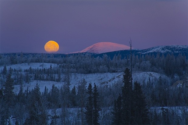 Луна в небе над рекой Тахини, Канада.