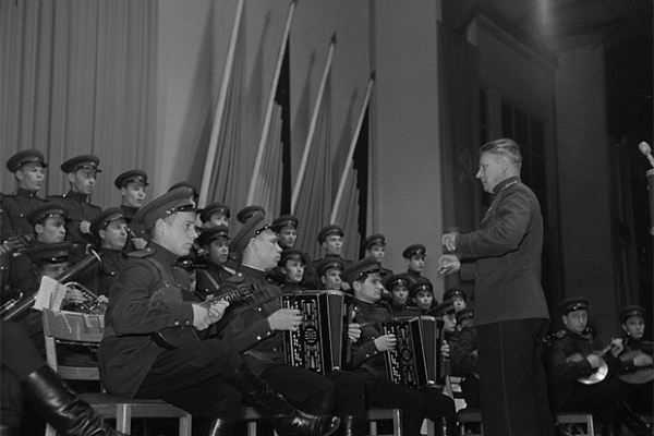 Выступление ансамбля на праздновании 73-летия Иосифа Сталина в Лейпциге. Дирижирует Борис Александров, сын Александра Александрова, в честь которого и назван ансамбль. 1952 год.