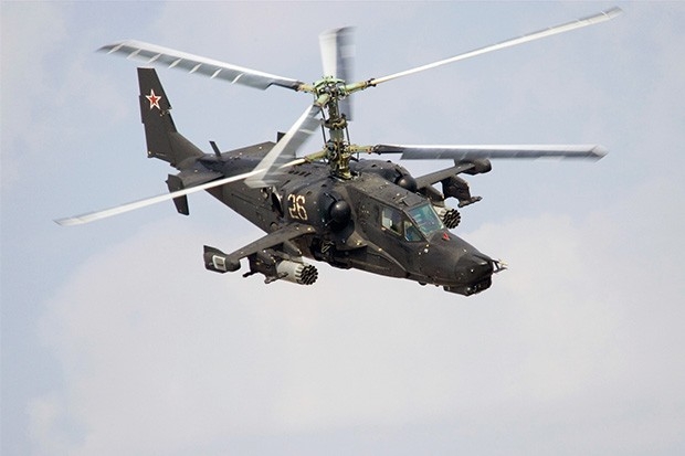 Знаменитый ударный вертолёт Ка-50, известный под именем «Чёрная акула», был разработан ОКБ Камова в начале восьмидесятых годов и уже в 1982-м совершил свой первый полёт. Испытания машины проводились в Подмосковье в условиях секретности – Ка-50 был раскраш