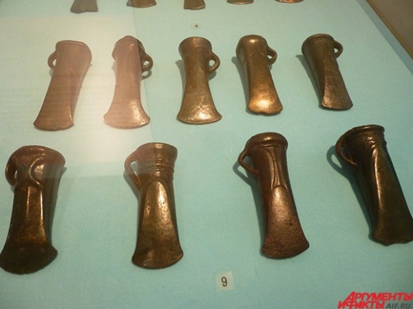 А вот это уже топоры втульчатые, или, как их ещё называют, «кельты». Сумрачный арийский гений как он есть – к такому топору нужно было подобрать топорище, изогнутое коленом, почти под прямым углом. Насадить вот этот бронзовый привет, да ещё и привязать дл