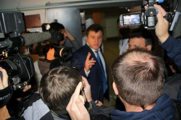 Сергей Боженов, направляясь в реанимационное отделение, выбирает нескольких журналистов, которым разрешат войти вместе с ним