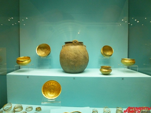 Тоже современники Трои, и даже Ахилла с Гектором. Самая поздняя бронза, переход к раннему железу. Эберсвальдский клад, Германия. 81 золотой предмет. Общий вес – почти 2,6 кг. 