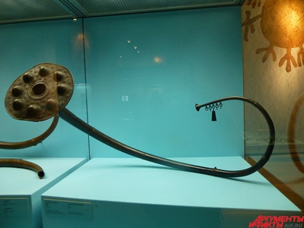 Это музыкальный инструмент. Называется «лур». Самый излёт эпохи бронзы, Скандинавия. Звук у него суровый и довольно-таки мерзкий. Желающие могут послушать его неплохое воспроизведение – на выставке чтение Гомера иногда прерывается трубным гласом этого вот