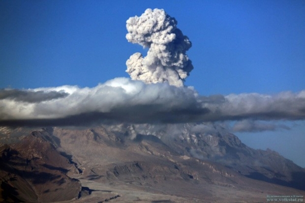 Чуть позже выбросы пепла произошли и на вулкане Шивелуч.