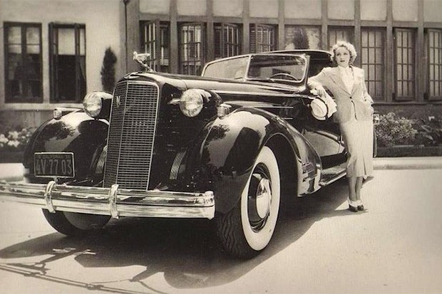 В 30-х годах фирма Cadillac выпустила три экземпляра своей флагманской модели Series 90 V-16 Town Car – четырёхметровый автомобиль с 16-цилиндровым двигателем и самым вместительным в тот момент багажником. Именно такую модель купила себе культовая актриса.