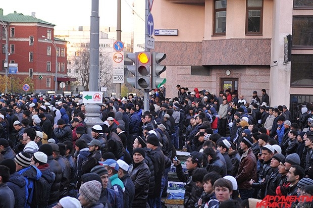 Праздничная молитва началась у Московской Соборной мечети в 9:00 и длилась до 10:00.