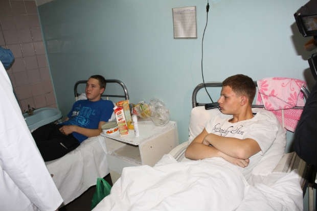 Палата легкораненых студентов. Один из них, Юрий, отметил, что смертница не сильно выделялась внешним видом, но на голове у нее был мусульманский платок - хиджаб