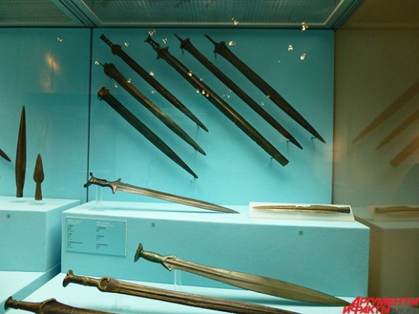 Объяснять, для чего нужны такие штучки, наверное, не надо. А вот происходят эти мечи с территории Германии. Судя по форме, большой привет следующей эпохе, Раннему железному веку. Мечи кельтской культуры Гальштат явно восходят именно к этим формам. Соответ