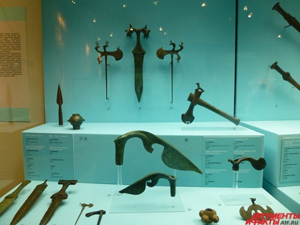 На Кавказе всегда понимали, каким именно образом отправить на тот свет человека лучше всего. Но в те годы, когда там жили люди нашего языка, это делали ещё и с изрядной долей эстетизма. Вот такими, например, секирами и кинжалами. Попадалось и оружие погру