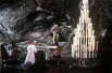 Иоанн Павел II совершает молитву в гроте в городе Лурд, одном из наиболее популярных в Европе центров паломничества. Август 1983 года.