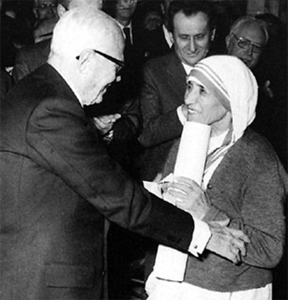 10 сентября 1946 года Матери Терезе было разрешено от имени ордена помогать бедным и обездоленным Калькутты, а уже через два года она организовала там общину - монашескую конгрегацию «Сёстры Миссионерки Любви». На фото: Мать Тереза с президентом Италии.