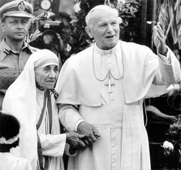 Во время визита к Папе Римскому Иоанну Павлу II в 1983 году у Матери Терезы случился первый сердечный приступ. После второго в 1989 году ей вживили искусственный кардиостимулятор. На фото: Мария Тереза с Иоанном Павлом II.