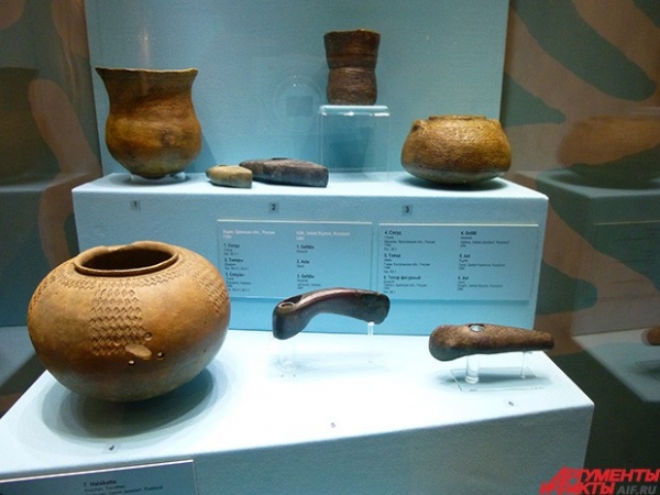 Вот те самые боевые топоры. Каменные, поскольку с бронзой в регионе Брянска было туго. Кстати, кое-кто считает, что именно Среднеднепровская культура была форпостом наступления индоевропейцев на Европу. Так сказать, современная Европа начиналась отсюда.