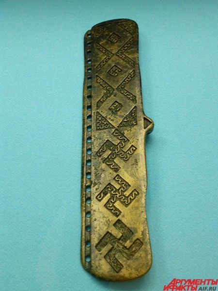 О политкорректности тогда ничего не знали, а за само это противное уху и языку слово могли молниеносно выписать в бубен при помощи хотя бы тех же топоров-кельтов. Подобные узоры из простых, вихревых, трёхлопастных, и каких угодно ещё свастик присутствуют 