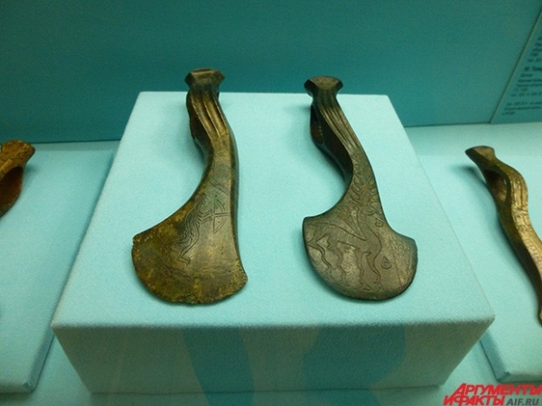 Проушные топоры. Проушные, поскольку есть отверстие для топорища. Были и другие, о них несколько позже. Эти же интересны тем, что опять-таки передают большой привет в будущее. Особенно правый. Возможно, коллеги-археологи назовут меня отчаянным фантазёром,